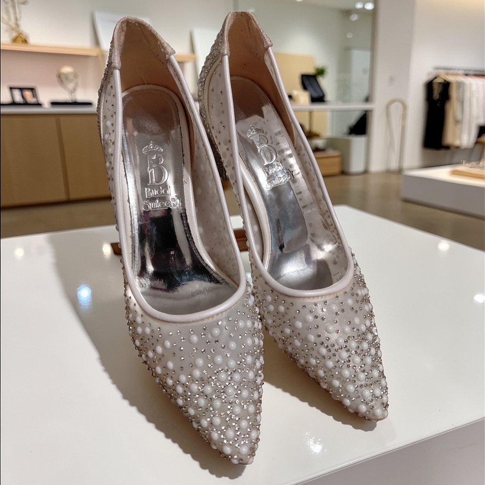 Nereybe Elegant Pearl Embellished Heels